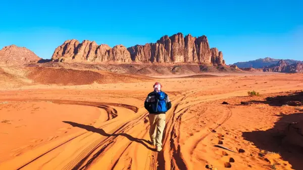 Wanderung im Wadi Rum - Dennis Gowitzke - Erlebnisrundreisen.de
