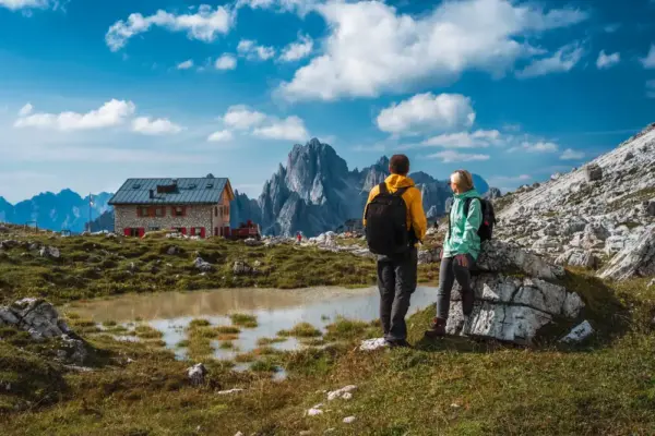 Paar wandert in den Dolomiten - Igor Tichonow - © Igor Tichonow / Adobe.com - Erlebnisrundreisen.de