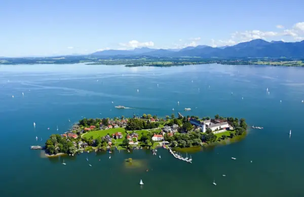 Blick auf Frauenchiemsee - - Chiemsee-Alpenland Tourismus - Erlebnisrundreisen.de