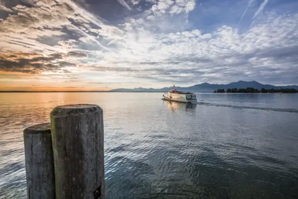 Schiff auf dem Chiemsee - - Chiemsee-Alpenland Tourismus - Erlebnisrundreisen.de