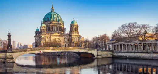 Der Berliner Dorm und die Spree - frank peters - © frank peters / Adobe.com - Erlebnisrundreisen.de