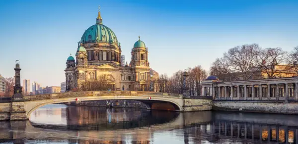 Der Berliner Dorm und die Spree - frank peters - © frank peters / Adobe.com - Erlebnisrundreisen.de