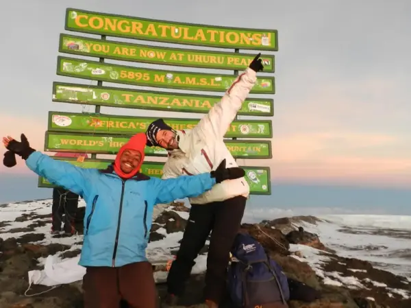 Uhuru Peak Kilimanjaro mit Guide - Miguel Acenero Angel - Erlebnisrundreisen.de