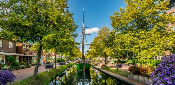 Schiff im Papenburger Hauptkanal - TimosBlickfang - © TimosBlickfang / adobestock.com - Erlebnisrundreisen.de