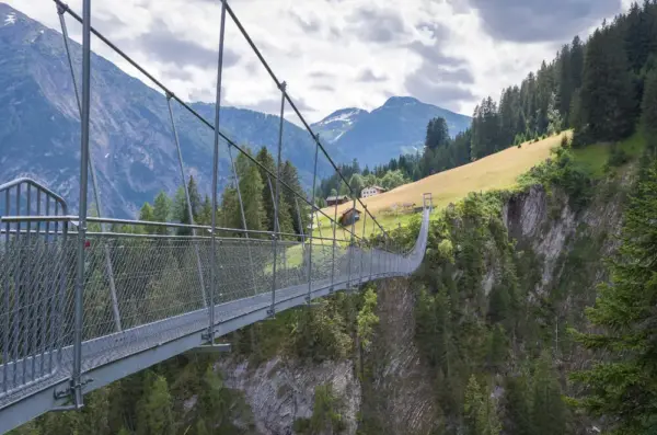 Hängebruecke in Holzgau - Marion Carcel - © Oesterreich Werbung / Marion Carcel - Erlebnisrundreisen.de