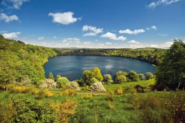 Blick auf das Weinfelder Maar - Dominik Ketz / Rheinland-Pfalz Tourismus GmbH - © D. Ketz / Rheinland-Pfalz Tourismus GmbH - Erlebnisrundreisen.de