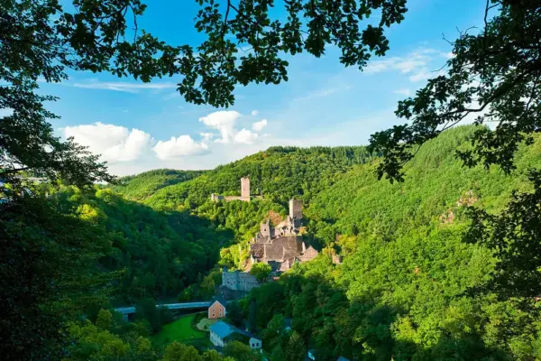 Blick auf die Manderscheider Burgen - Dominik Ketz - © Rheinland-Pfalz Tourismus GmbH - Erlebnisrundreisen.de