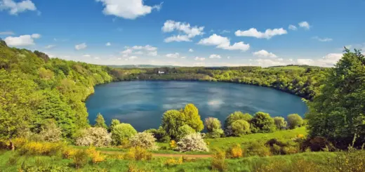 Blick auf das Weinfelder Maar - Dominik Ketz / Rheinland-Pfalz Tourismus GmbH - © D. Ketz / Rheinland-Pfalz Tourismus GmbH - Erlebnisrundreisen.de