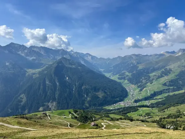 Blick auf die Hintertuxer Alpen - Miriam Zakaria - Erlebnisrundreisen.de