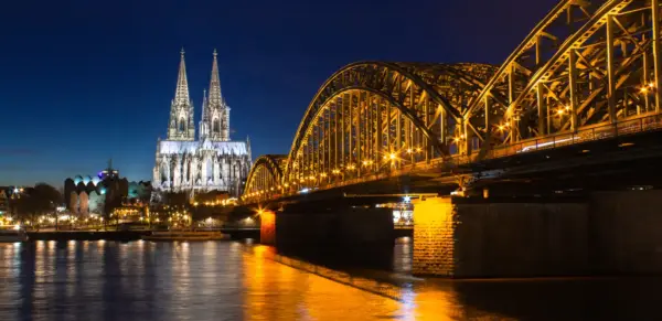 Der Kölner Dom bei Nacht - frederikloewer - frederikloewer /Adobe.com - Erlebnisrundreisen.de