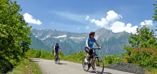 Radler im Germenj-Nationalpark mit dem Gramoz-Bergmassiv im Hintergrund - Behzad Marvie - Erlebnisrundreisen.de