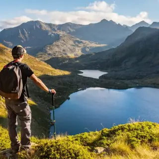 Wanderer am Tristaina-See - martinscphoto - © martinscphoto / Adobe.com - Erlebnisrundreisen.de