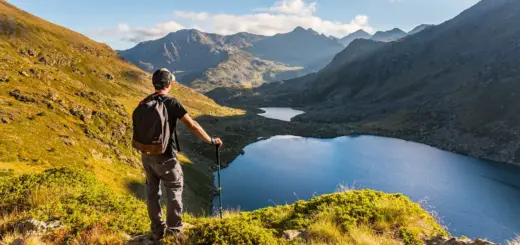 Wanderer am Tristaina-See - martinscphoto - © martinscphoto / Adobe.com - Erlebnisrundreisen.de