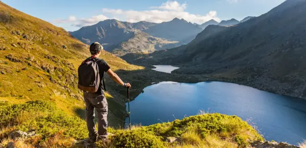 Wanderer am Tristaina-See - martinscphoto - © martinscphoto / Adobe.com - Erlebnisrundreisen.de