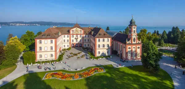 Schloss Mainau mit Kirche - Achim Mende - © Insel Mainau / Achim Mende - Erlebnisrundreisen.de