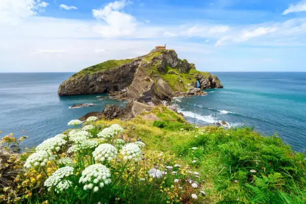 Blick auf das Kloster von Gaztelugatxe - jon_chica - © jon_chica / Adobe.com - Erlebnisrundreisen.de