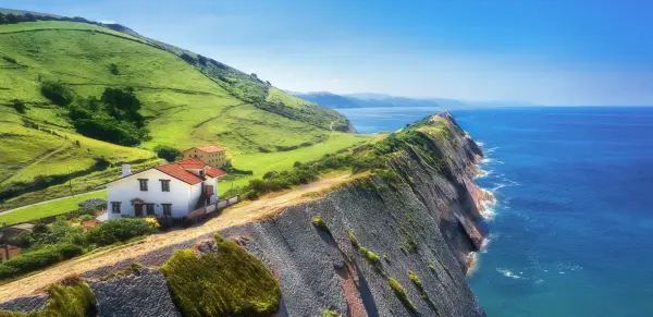 Steilküste bei Zumaia - mimadeo / Adobe.com - © mimadeo / Adobe.com - Erlebnisrundreisen.de