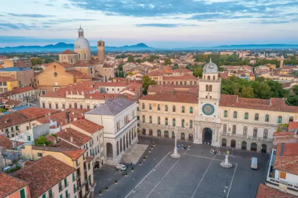 Ansicht des Torre dell'Orologio und der Kathedrale Santa Maria Assunta - dudlajzov - © dudlajzov / Adobe.com - Erlebnisrundreisen.de