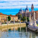 Blick auf den Platz Prato della Valle und die Basilika Santa Giustina - Ekaterina Belova - © Ekaterina Belova / Adobe.com - Erlebnisrundreisen.de