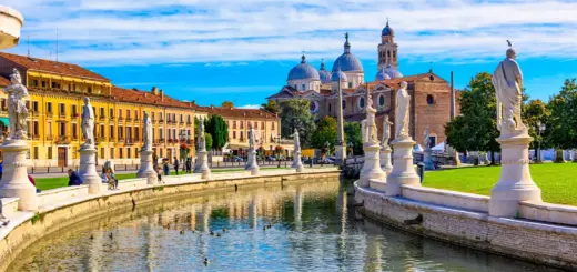 Blick auf den Platz Prato della Valle und die Basilika Santa Giustina - Ekaterina Belova - © Ekaterina Belova / Adobe.com - Erlebnisrundreisen.de