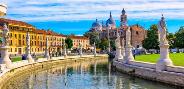 Blick auf den Platz Prato della Valle und die Basilika Santa Giustina - Ekaterina Belova - © Ekaterina Belova / Adobe.com - Erlebnisrundreisen.de
