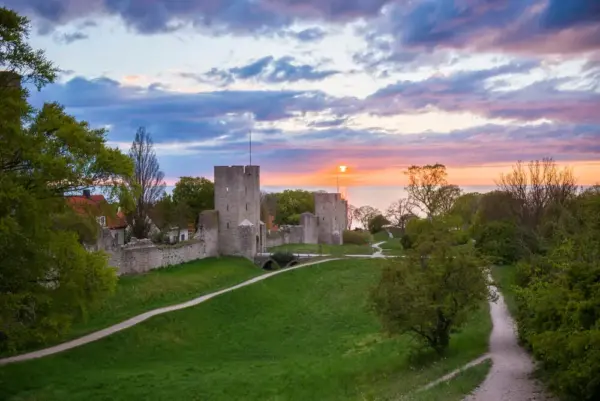 Visby Stadtmauer in der Abenddämmerung - Danita Delimont - © Danita Delimont / Adobe.com - Erlebnisrundreisen.de