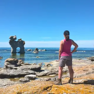 Wanderin bei den Rauken auf Gotland - Peter Bartel - Erlebnisrundreisen.de