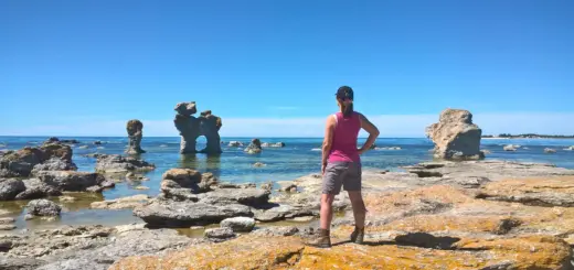 Wanderin bei den Rauken auf Gotland - Peter Bartel - Erlebnisrundreisen.de