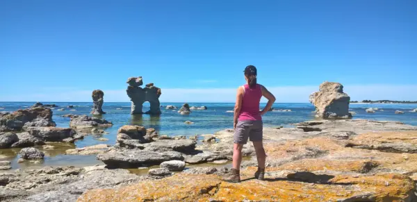 Wanderin bei den Rauken auf Gotland - Peter Bartel - Erlebnisrundreisen.de