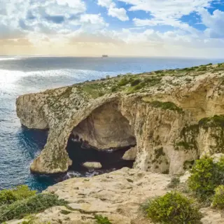 Blick auf die Blaue Grotte - Julia Lavrinenko - © Julia Lavrinenko / adobe.com - Erlebnisrundreisen.de