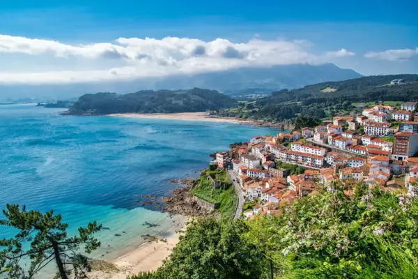 Blick auf Llastres - Abdo - © Abdo / Adobe.com - Erlebnisrundreisen.de