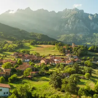 Blick auf das Bergdorf Mogrovejo - Mazur Travel - © Mazur Travel / Adobe.com - Erlebnisrundreisen.de