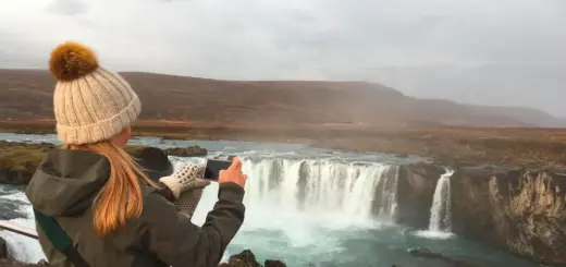 Fotostopp am sagenumwobenen Godafoss - Marei Groh - Erlebnisrundreisen.de