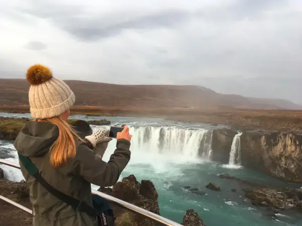Fotostopp am sagenumwobenen Godafoss - Marei Groh - Erlebnisrundreisen.de