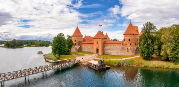 Inselburg Trakai - Aerial Film Studio - © Aerial Film Studio / Adobe.com - Erlebnisrundreisen.de