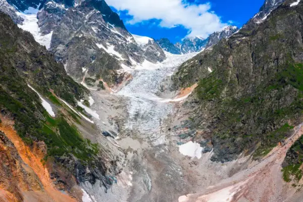 Blick auf den Chalaadi Gletscher - miklyxa - ©miklyxa / adobe.com - Erlebnisrundreisen.de