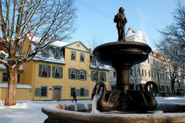 Schillerhaus mit Gänsemännchenbrunnen - weimar GmbH - © weimar GmbH - Erlebnisrundreisen.de