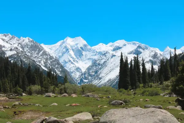 Dshety Oguz Tal mit Blick auf den OGUZ Bashi - Thomas Jörg - Erlebnisrundreisen.de