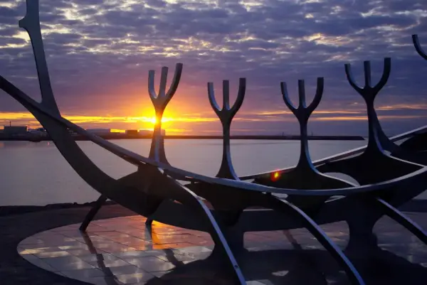 Wikingerschiff in der Abendsonne in Reykjavik