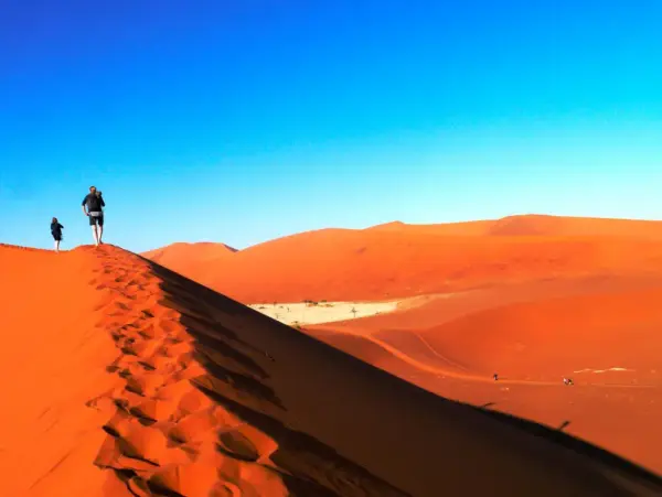 Aufstieg zur Big Daddy Düne bei Sossusvlei - Eva Machill-Linnenberg - Erlebnisrundreisen.de