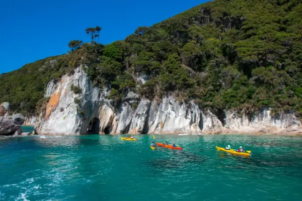 Mit dem Kayak im Abel Tasman-NP - Tomtsya - © Tomtsya / adobe.com - Erlebnisrundreisen.de