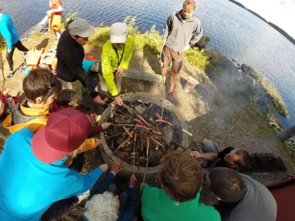 Kanutour - Gemeinsames Grillen in der Mittagspause - Roland Bock - Erlebnisrundreisen.de