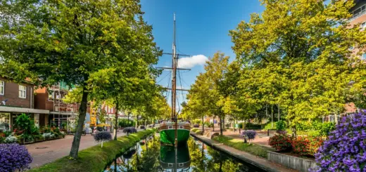 Schiff im Papenburger Hauptkanal - TimosBlickfang - © TimosBlickfang / adobestock.com - Erlebnisrundreisen.de