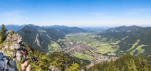 Blick auf Oberammergau - Frank Krautschick - Frank Krautschick /Adobe.com - Erlebnisrundreisen.de