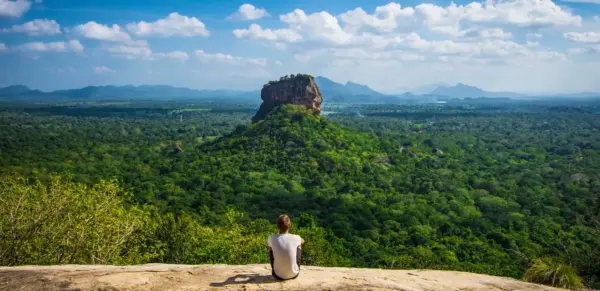Blick auf die Felsenfestung Sigiriya - Kai - Kai /Adobe.com - Erlebnisrundreisen.de