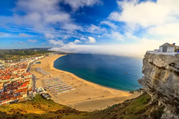 Blick auf den Strand von Nazaré - bennymarty - © bennymarty / adobe.com - Erlebnisrundreisen.de