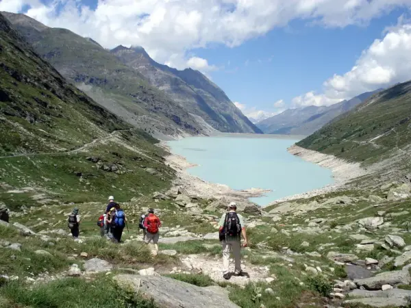 Wandergruppe auf dem Weg zum Stausee Mattmark - Sabine Peter - Erlebnisrundreisen.de