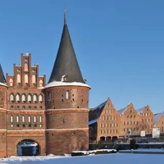 Winterliches Holstentor - Johann Stubhan - © Johann Stubhan / Adobe.com - Erlebnisrundreisen.de
