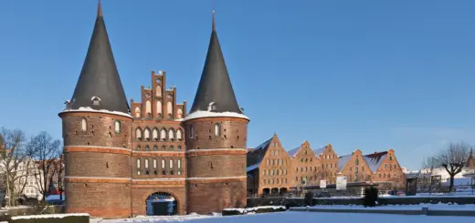 Winterliches Holstentor - Johann Stubhan - © Johann Stubhan / Adobe.com - Erlebnisrundreisen.de