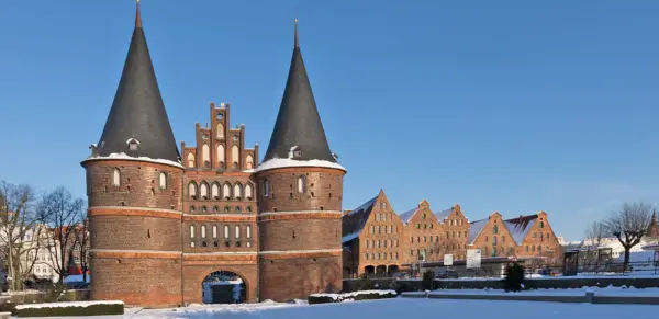 Winterliches Holstentor - Johann Stubhan - © Johann Stubhan / Adobe.com - Erlebnisrundreisen.de